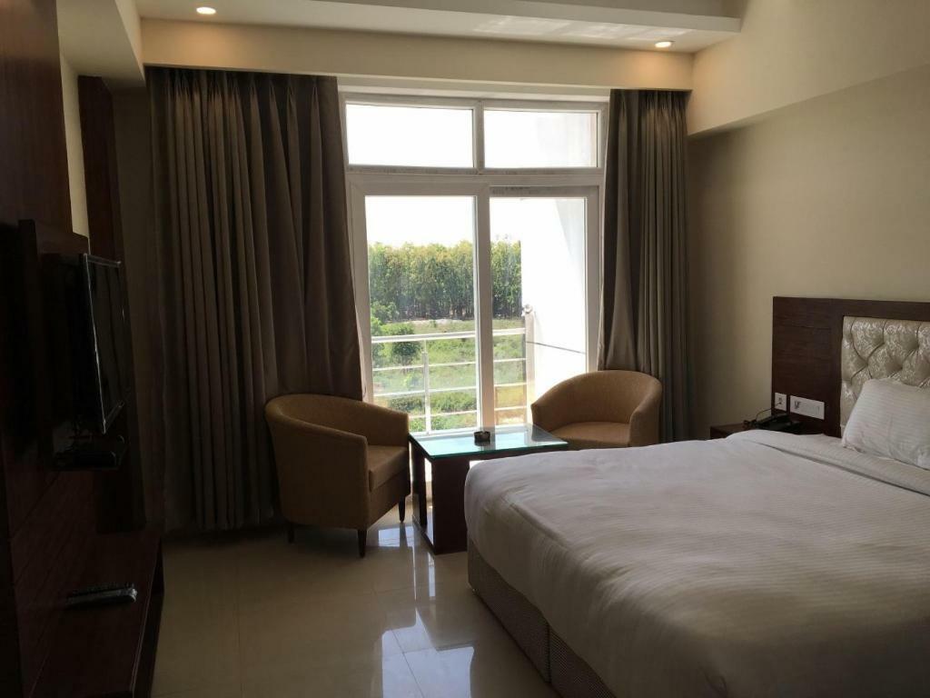 Hotel Pearl Avenue Дехрадун Екстериор снимка